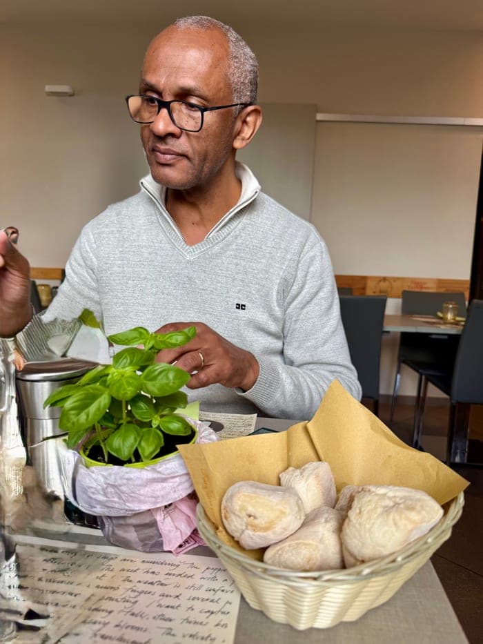 Marcelo escrevendo em um café