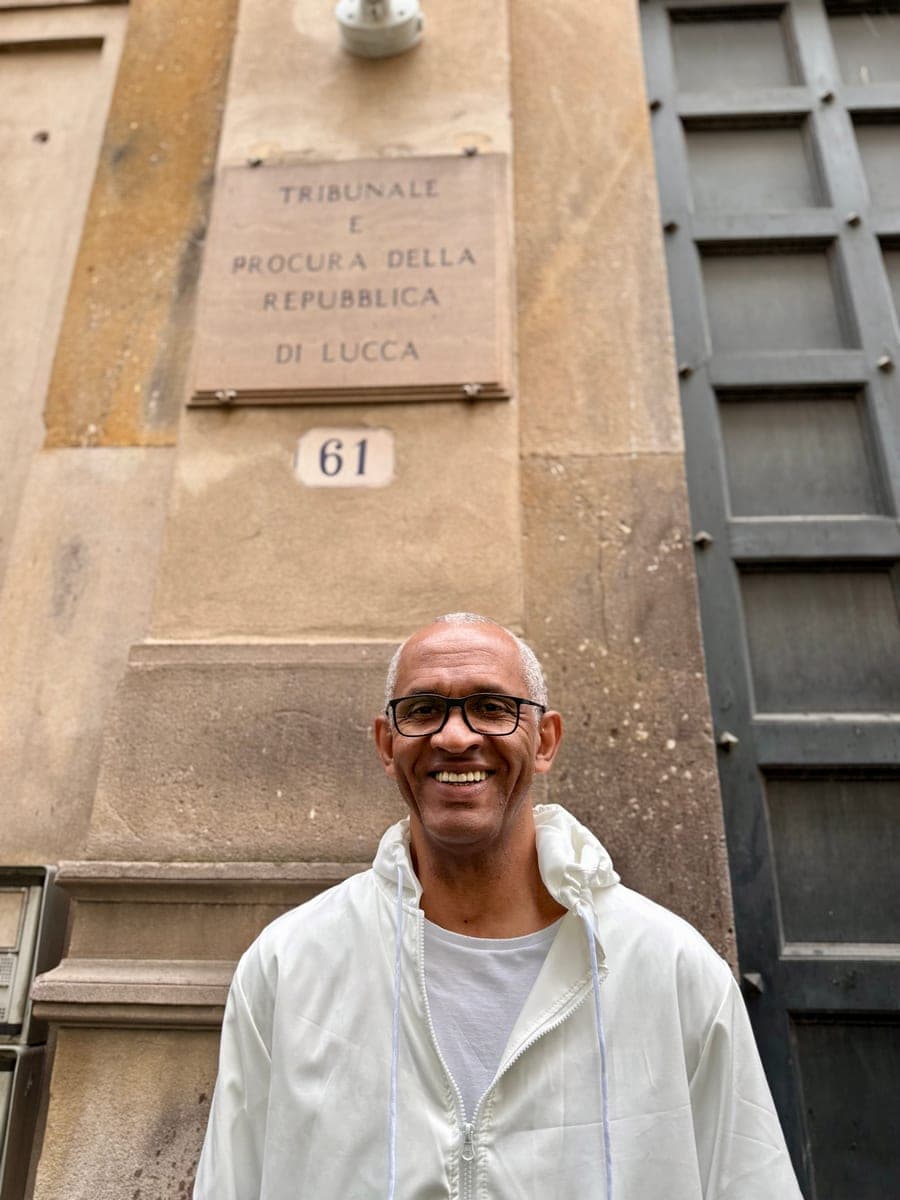 Marcelo Silva em frente ao Tribunale di Lucca, na Itália